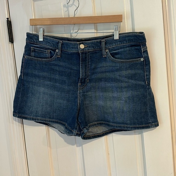 Banana Republic Pants - Lightly used the banana Republic mid rise denim short size 32